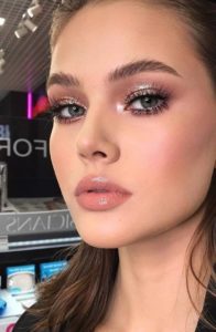 Glittery gold eyeshadow